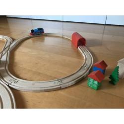 Houten trein/treinrails met treintjes en houten blokken