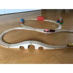 Houten trein/treinrails met treintjes en houten blokken