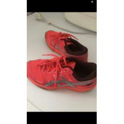 Oasics gymschoenen maat 33,5.