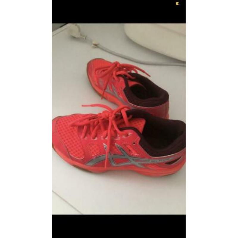 Oasics gymschoenen maat 33,5.