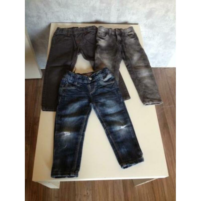 1x blauwe jeans+knie scheur+2x zwart grijze jeans maat 92