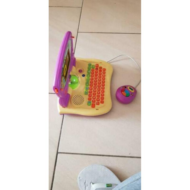 Dora laptop van Vtech paars/geel . Nog in goede staat