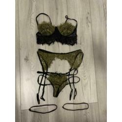 Nieuw lingerieset bh slip jarretelgordel maat M