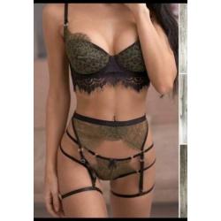 Nieuw lingerieset bh slip jarretelgordel maat M