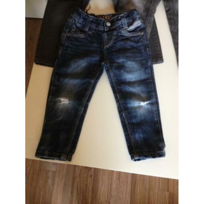 1x blauwe jeans+knie scheur+2x zwart grijze jeans maat 92