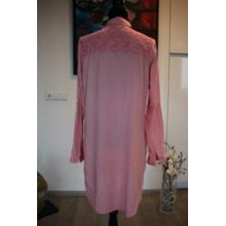 Roze blouse, lang, met kant op schouder, mt 42