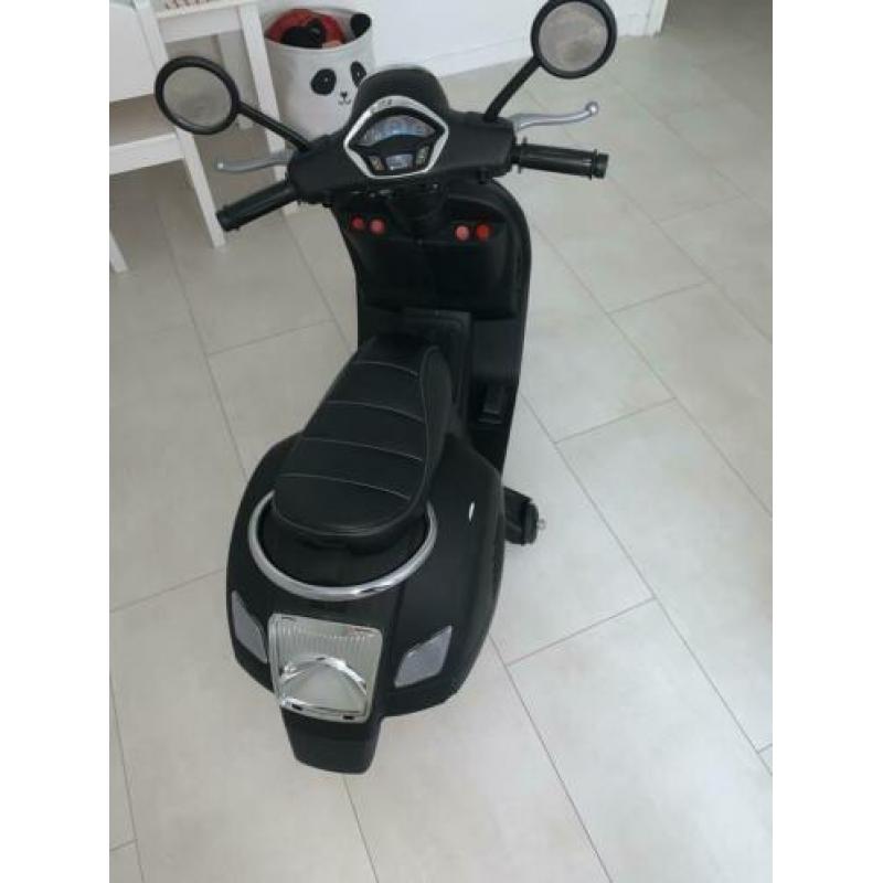 Zwarte elektrische accu scooter