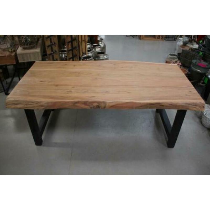 Stoere robuuste eettafel boomstam metaal industrieel acacia