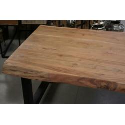 Stoere robuuste eettafel boomstam metaal industrieel acacia