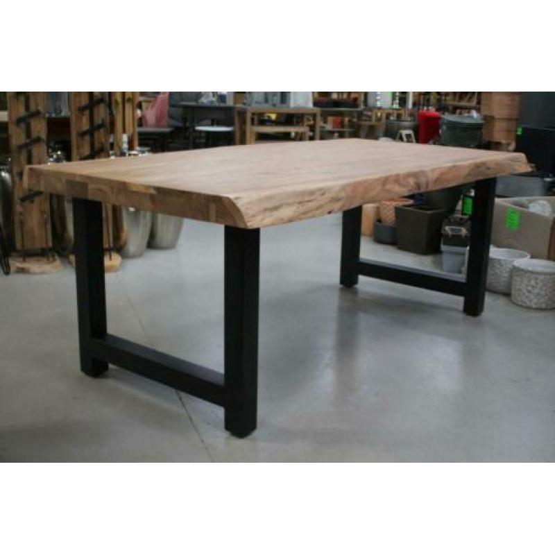 Stoere robuuste eettafel boomstam metaal industrieel acacia