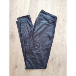 Transfer zwarte leerlook legging lederlook mt S zgan