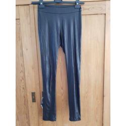 Transfer zwarte leerlook legging lederlook mt S zgan