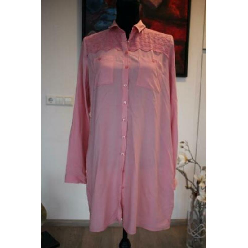 Roze blouse, lang, met kant op schouder, mt 42