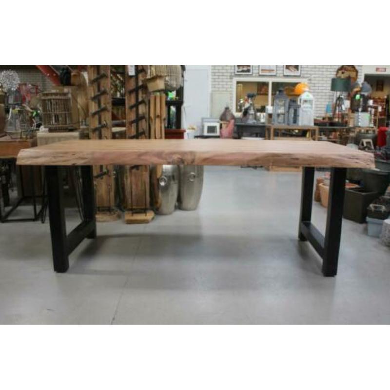 Stoere robuuste eettafel boomstam metaal industrieel acacia