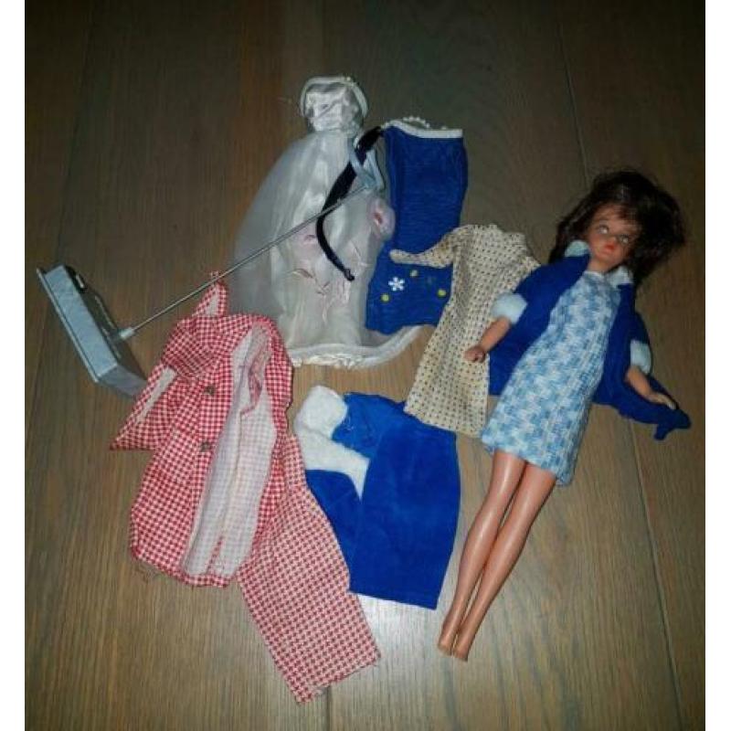 Vintage Barbie Tressy Bella / standaard, sleuteltje kleding