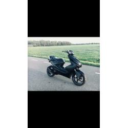 Zwarte yamaha aerox 50cc te koop aangeboden