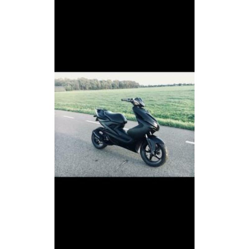 Zwarte yamaha aerox 50cc te koop aangeboden