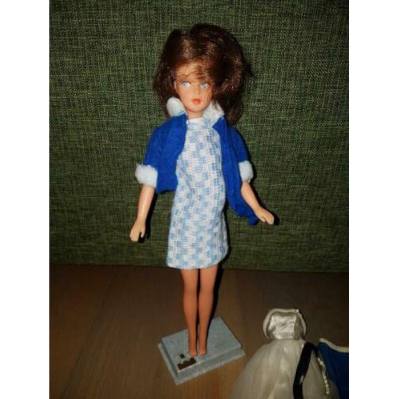 Vintage Barbie Tressy Bella / standaard, sleuteltje kleding