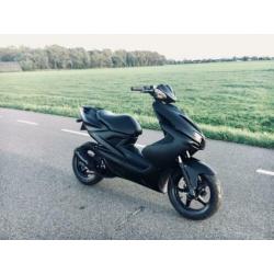 Zwarte yamaha aerox 50cc te koop aangeboden