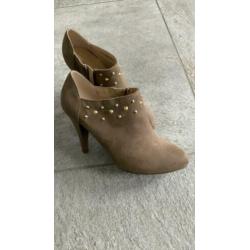 Leuke enkel pumps beige met studs maat 38 te koop