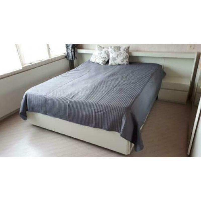 Te koop bed met 2 Swissflex verstelbare bedbodems.