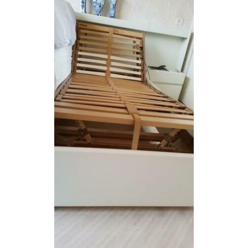 Te koop bed met 2 Swissflex verstelbare bedbodems.