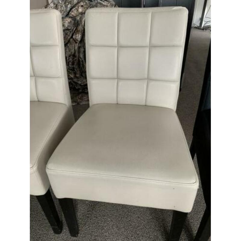 Witte en zwarte stoelen