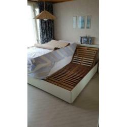 Te koop bed met 2 Swissflex verstelbare bedbodems.