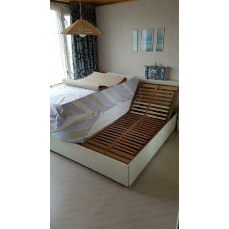 Te koop bed met 2 Swissflex verstelbare bedbodems.