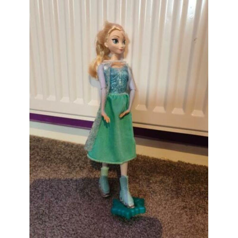 Diverse Frozen Anna en Elza (Barbie) poppen