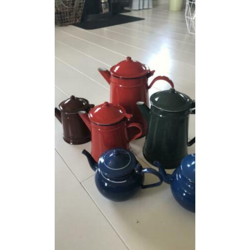 Emaille koffiekannen en theepotjes rood, bruin, groen, blauw