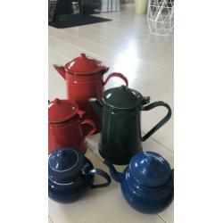 Emaille koffiekannen en theepotjes rood, bruin, groen, blauw