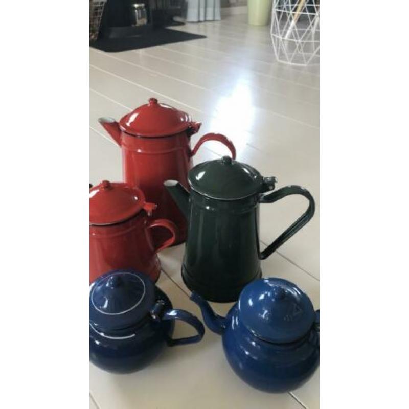 Emaille koffiekannen en theepotjes rood, bruin, groen, blauw