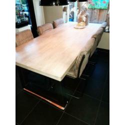 Eiken tafel met stalen onderstel