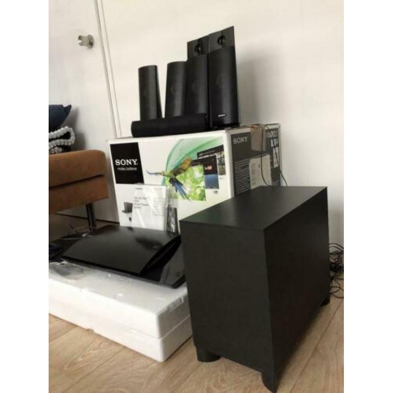 Sony BDV-N790W Zwarte met draadloze speakers achter