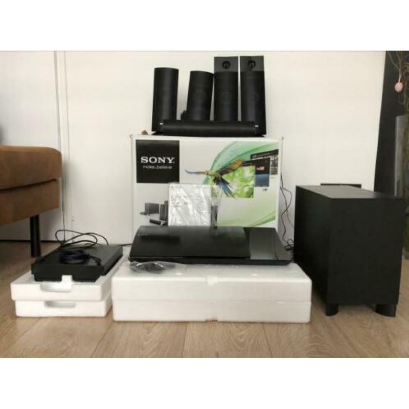 Sony BDV-N790W Zwarte met draadloze speakers achter