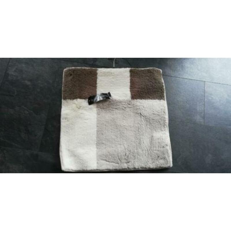 Aquanova badmat. Bruin/taupe/creme tinten. 60 X 60 cm.