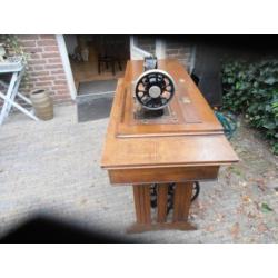 antieke vespa trapnaaimachine met tafel