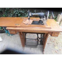 antieke vespa trapnaaimachine met tafel