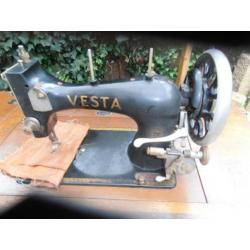 antieke vespa trapnaaimachine met tafel