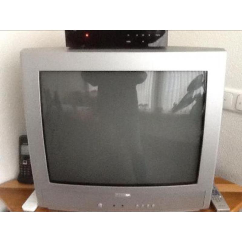 Te Koop een tv met afstand bediening 52 cm beeld