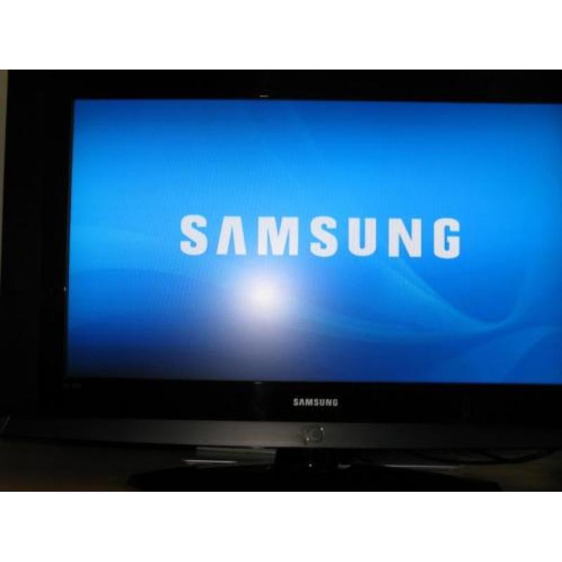 Samsung televisie met 82 cm beeld.