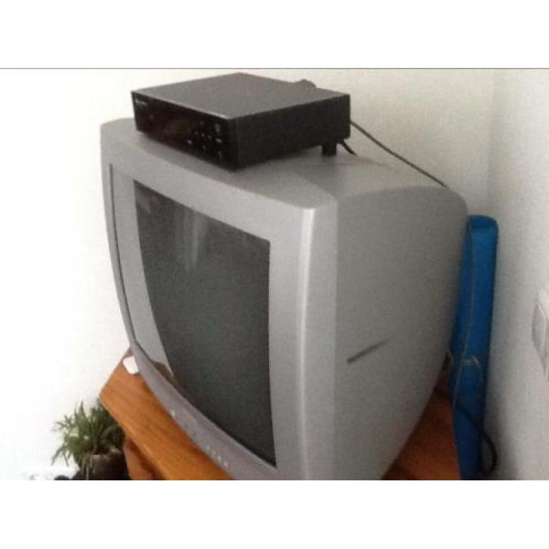 Te Koop een tv met afstand bediening 52 cm beeld