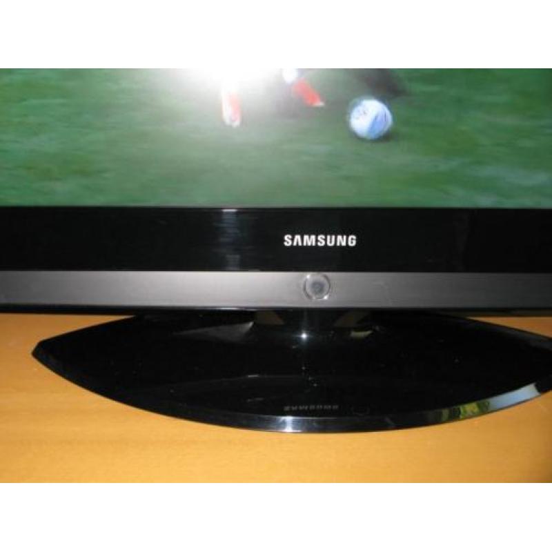 Samsung televisie met 82 cm beeld.