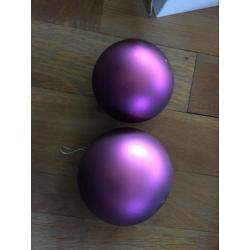 Kerstballen en piek paars