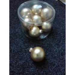 Diverse kerstballen in goud en bruin kleur