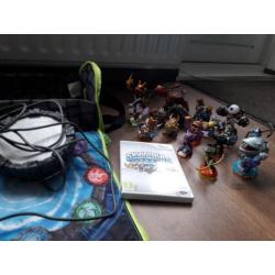 Wii spel met 16 skylanders en tas