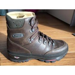 Lowa trekker maat 42